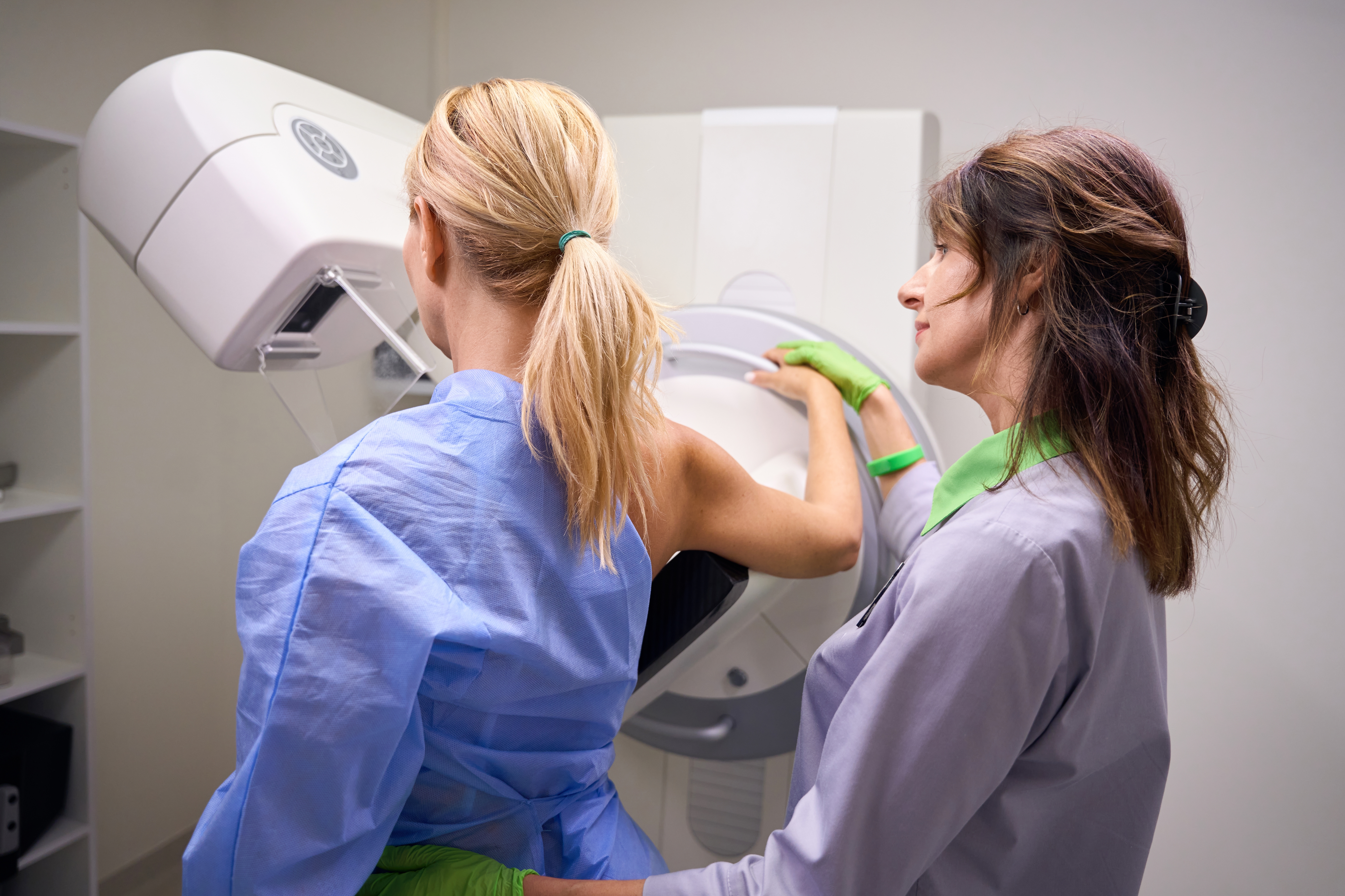 Vrouw krijgt mammografie onderzoek